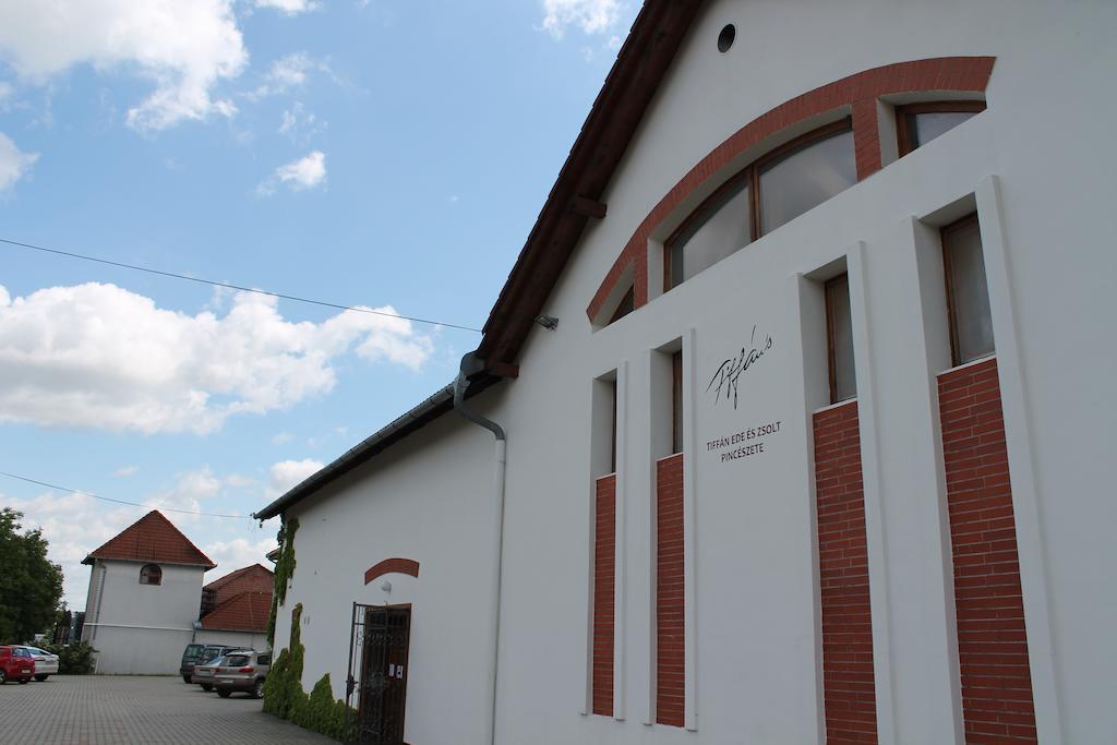 Tiffan'S Pinceszet Es Panzio Hotel Villány Buitenkant foto
