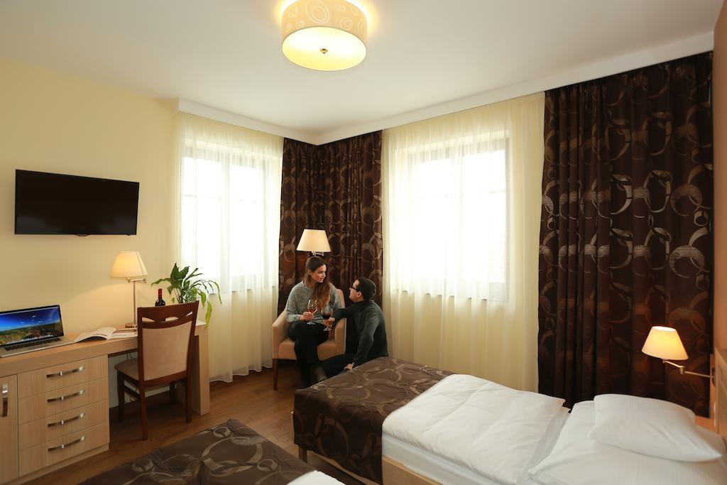 Tiffan'S Pinceszet Es Panzio Hotel Villány Kamer foto