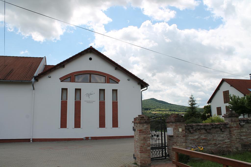 Tiffan'S Pinceszet Es Panzio Hotel Villány Buitenkant foto