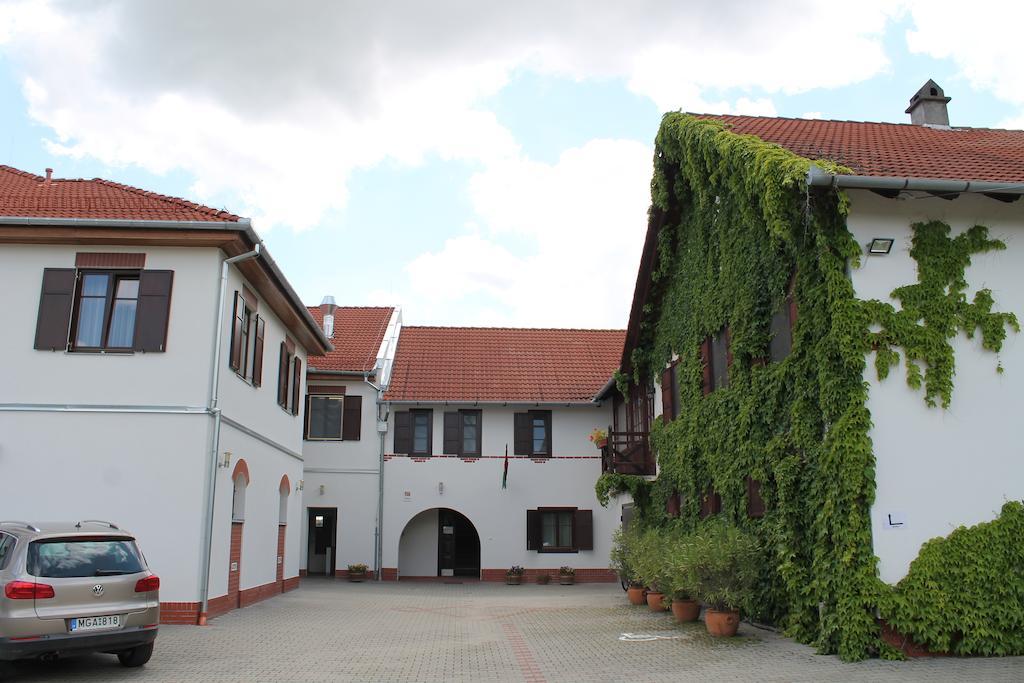 Tiffan'S Pinceszet Es Panzio Hotel Villány Buitenkant foto