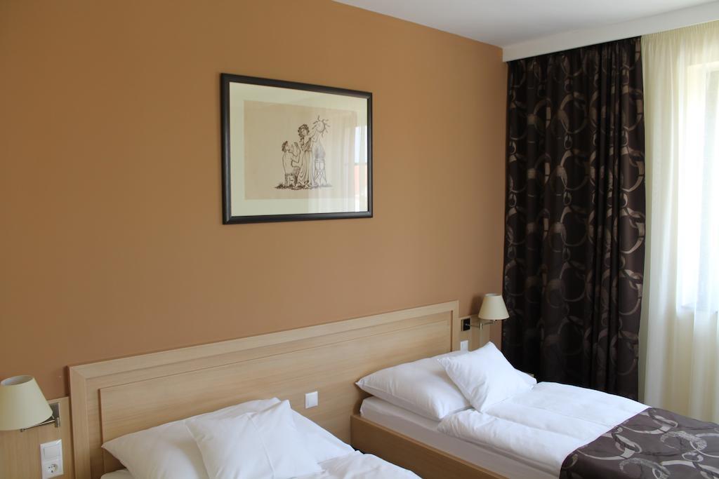 Tiffan'S Pinceszet Es Panzio Hotel Villány Kamer foto